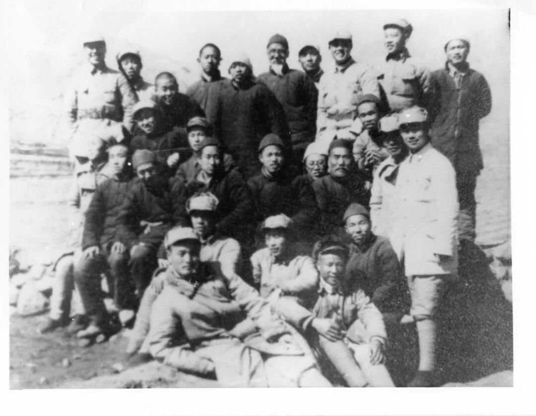 1943年江一真与白求恩学校教师合影