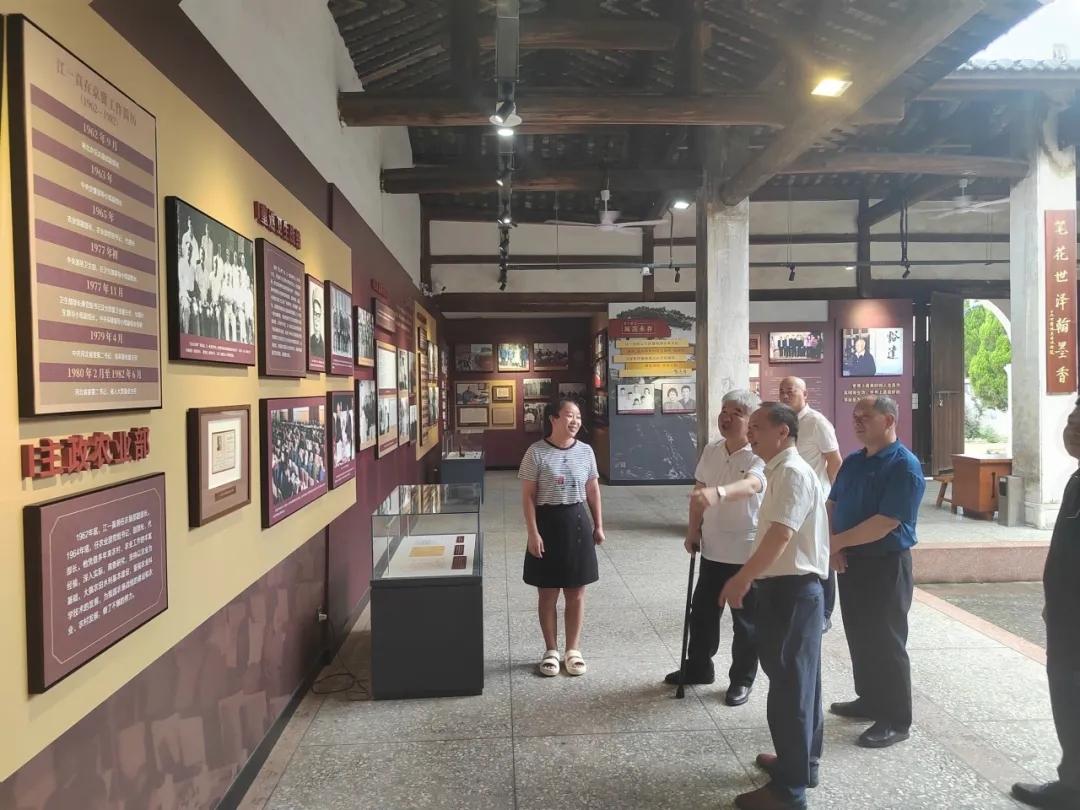 讲解员向参观者介绍江一真陈列馆展品